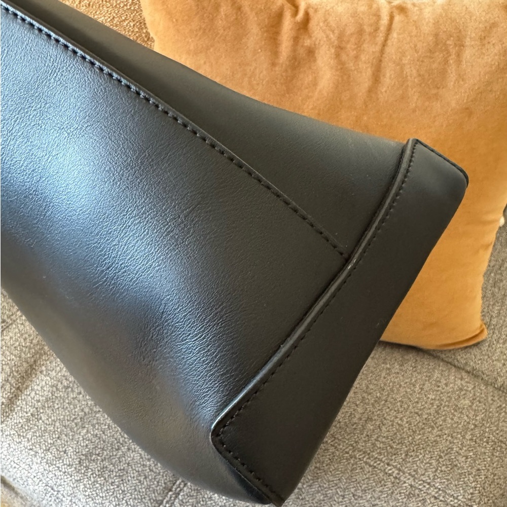 Flattered Black Leather Tote Bag - Picture 7 of 16